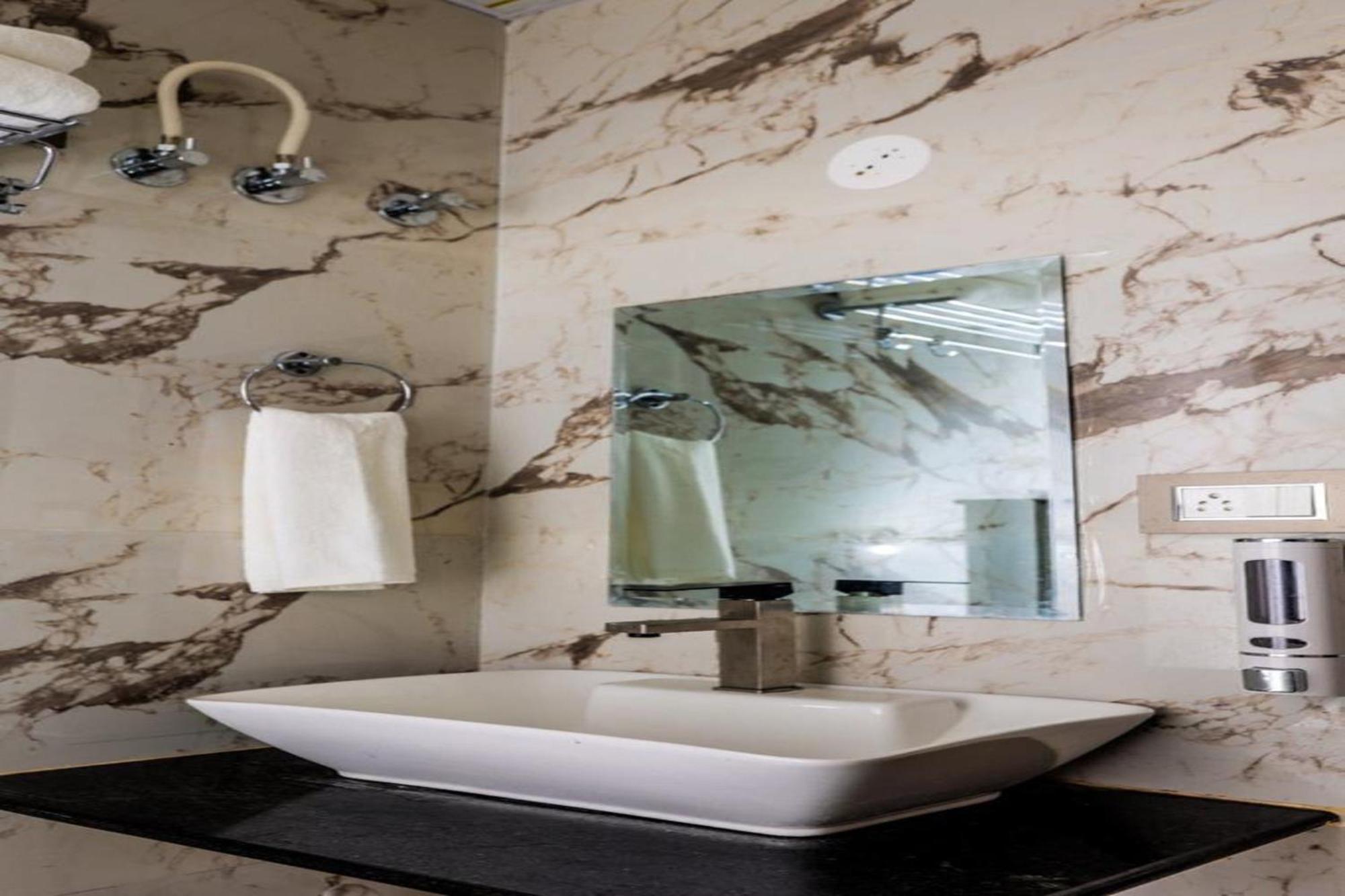אודייפור Hotel Eagle Inn מראה חיצוני תמונה